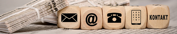 (c) Marco2811 - Fotolia.com Fünf Würfel aus Holz mit Symbolen für Briefumschlag, E-Mail (@-Zeichen), altem Festnetztelefon mit Hörer, Smartphone und dem Wort "Kontakt". Dahinter (unscharf) zwei Stapel von gebündelten Tageszeitungen.