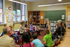 Foto: Ministerium für Bildung Rheinland-Pfalz Foto: Ministerin Hubig im Klassenraum der Grundschule, Schülerinnen und Schüler sitzen im Kreis und melden sich teilweise